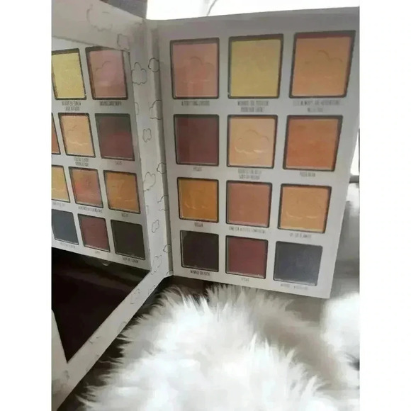 DISNEY Taste Beauty Winnie The Pooh 🍯 12 Color Eyeshadow Palette W/ Mirror NEW! - Picture 3 of 3